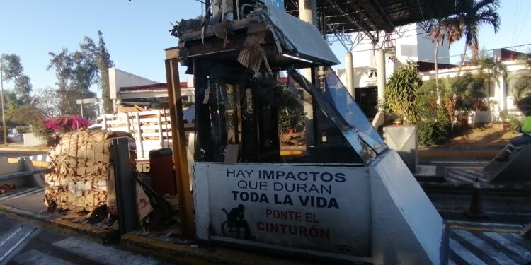 Tráiler cargado de cartón causa daños y congestionamiento en la caseta de cobro de la Maxipista