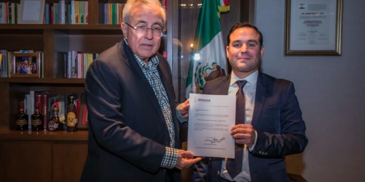 Rocha toma protesta a nuevo subsecretario en Transparencia