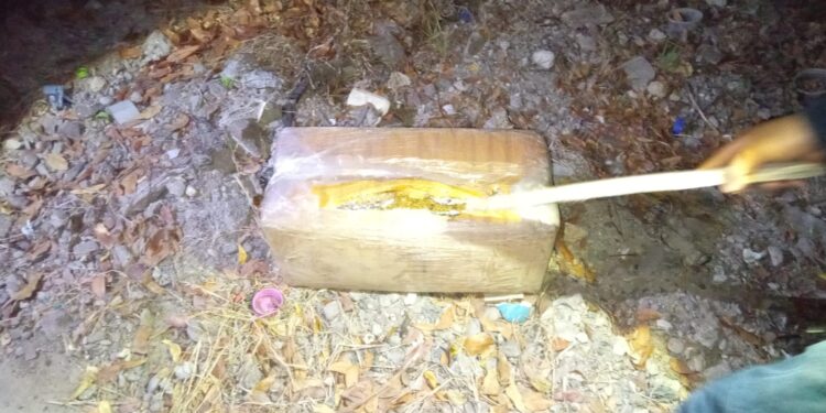 Tiran dos paquetes de droga en Alturas del Sur