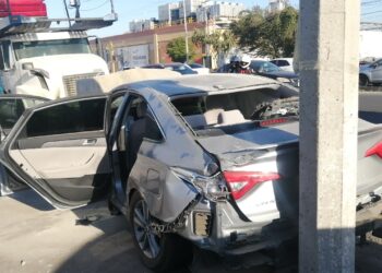 Mujer pierde el control de su auto y se estrella contra un tráiler cargado de vehículos en Bugambilias
