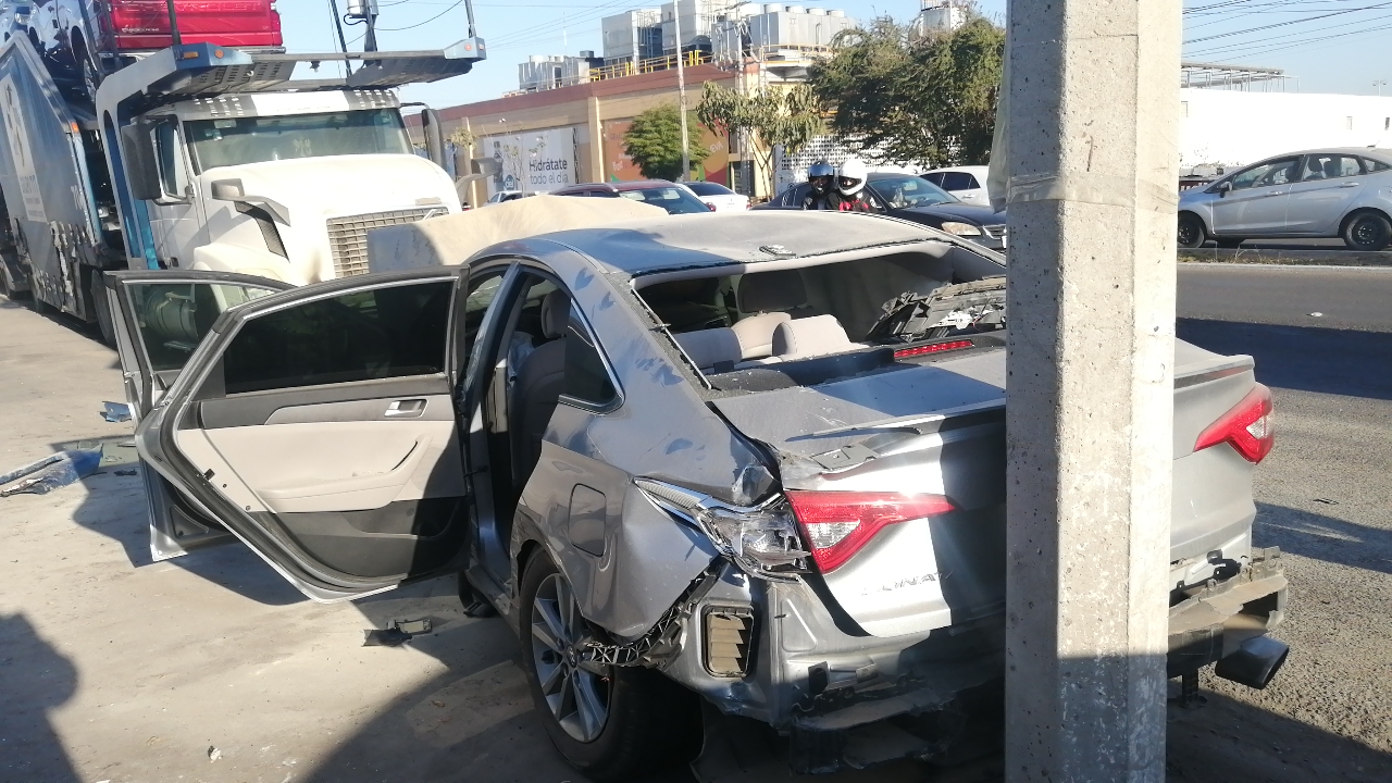 Mujer pierde el control de su auto y se estrella contra un tráiler cargado  de vehículos en Bugambilias – V Noticias