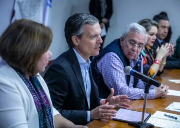 Rocha signa convenio con la ACNUR para atender el desplazamiento forzado interno