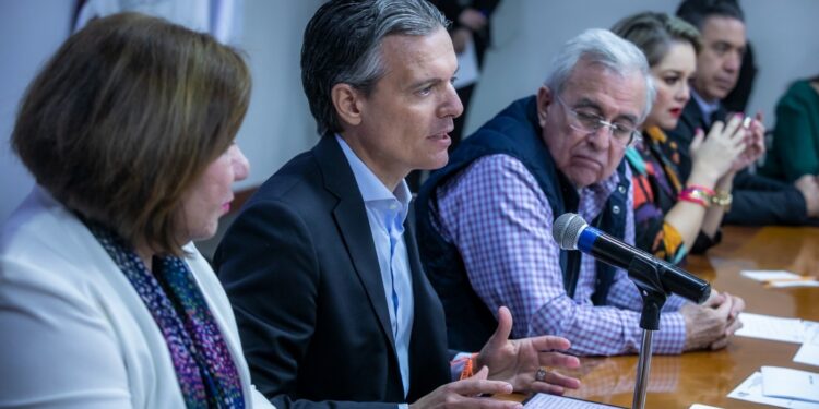 Rocha signa convenio con la ACNUR para atender el desplazamiento forzado interno