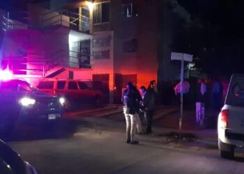 Suben al tercer piso y lo matan en la sala de su departamento