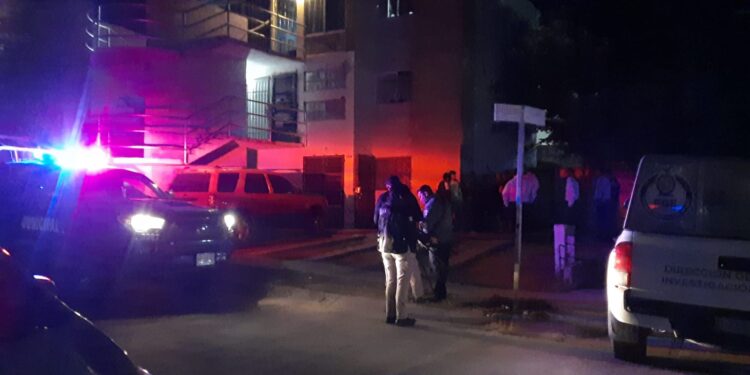 Suben al tercer piso y lo matan en la sala de su departamento