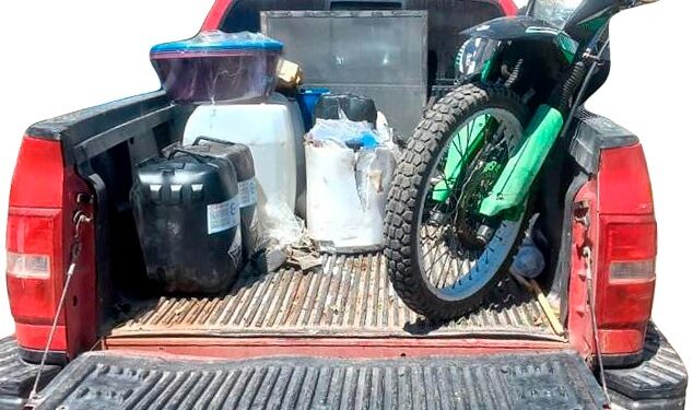 Una camioneta, una moto, drogas y precursores químicos ¡Abandonados!