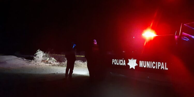 Se accidentan jóvenes en motocicleta; uno murió