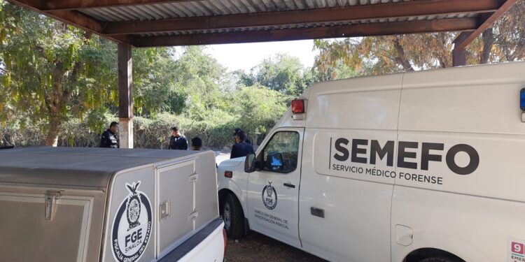 Hallan asesinado a joven a un costado de la carretera a Mojolo