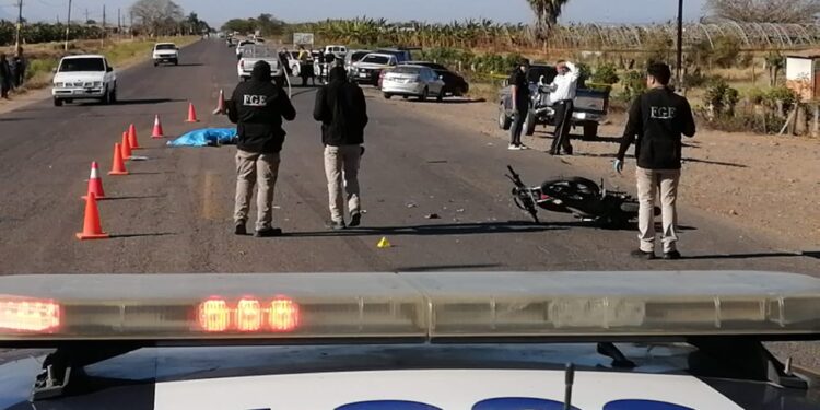 Fallece motociclista al chocar contra una camioneta de alcance