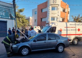 Choca ambulancia de Cruz Roja y automóvil