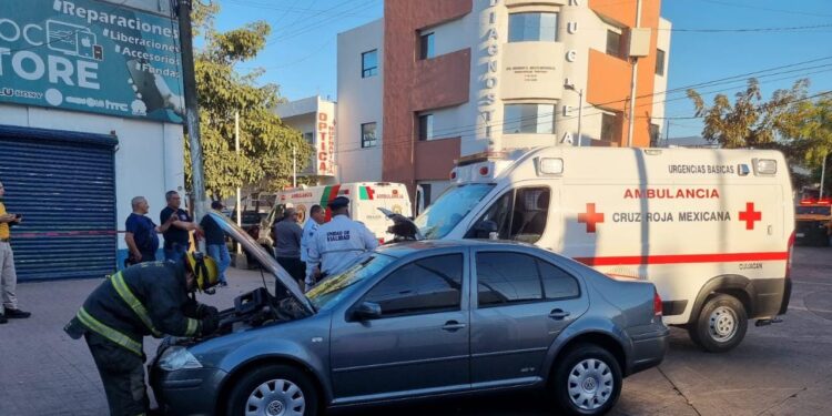 Choca ambulancia de Cruz Roja y automóvil