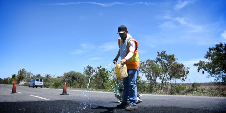 Construyen reductores de velocidad en Mojolo