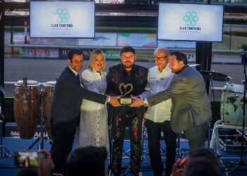 Entregan reconocimiento a la Banda de El Recodo como Embajadores de Sinaloa ante el mundo.