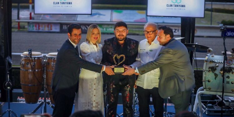 Entregan reconocimiento a la Banda de El Recodo como Embajadores de Sinaloa ante el mundo.