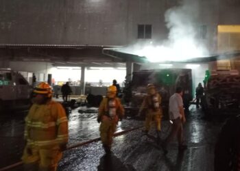 Se queman dos camiones blindados