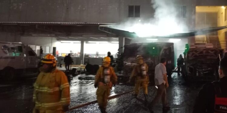 Se queman dos camiones blindados