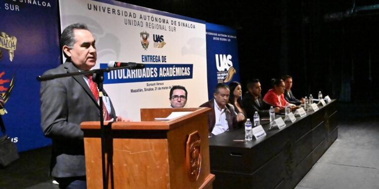 Al entregar 355 titularidades académicas en la URS, asegura el Rector que no se dará un paso atrás en la defensa de la autonomía universitaria