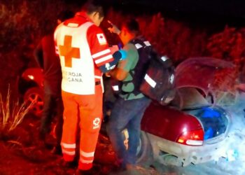 Ilesos tripulantes de auto que se salió de la carretera en Costa Rica