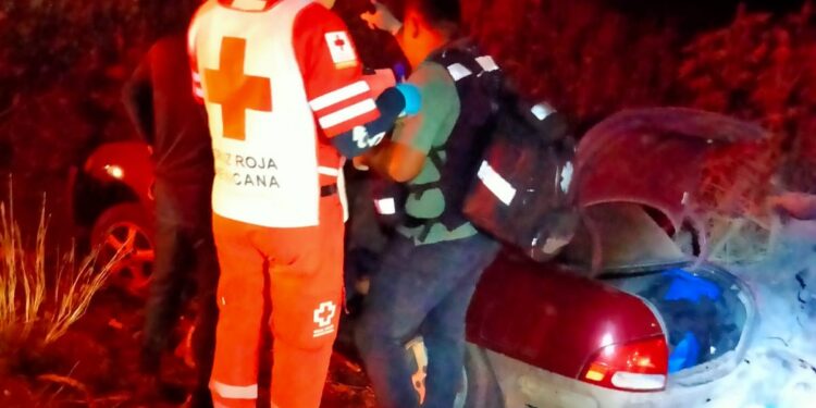 Ilesos tripulantes de auto que se salió de la carretera en Costa Rica