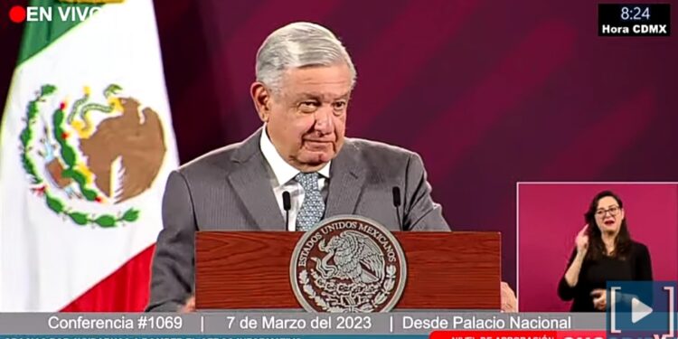 Todo el gobierno trabaja para liberar a estadunidenses secuestrados: López Obrador