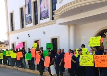 Ana Karen Val Medina esconde la cabeza como la avestruz al ver a policias