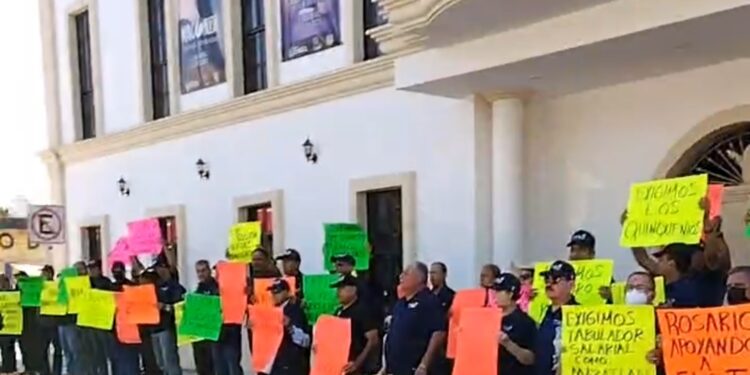 Ana Karen Val Medina esconde la cabeza como la avestruz al ver a policias