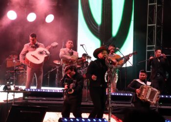 ¡Bravo, muy bien! Cristhian Nodal  recuerda cuando abrió el concierto a Los Plebes del Rancho en Culiacán