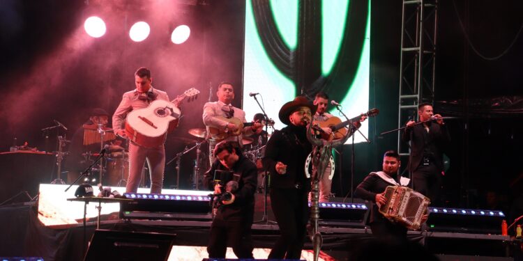 ¡Bravo, muy bien! Cristhian Nodal  recuerda cuando abrió el concierto a Los Plebes del Rancho en Culiacán