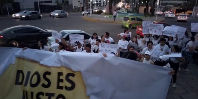 ¡Queremos una iglesia justa! Marchan jóvenes para frenar abusos de sacerdotes