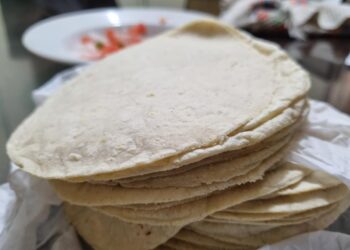 La tortilla ya se oferta a 26 pesos en Sinaloa; taqueros analizan subir el precio a los tacos