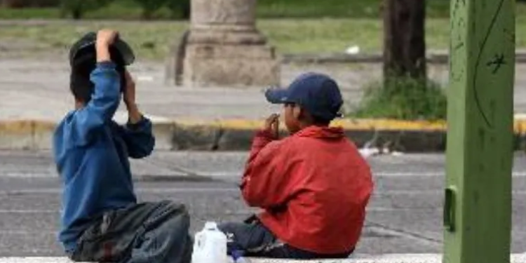 Niños que laboran en cruceros tienen un hogar y sus padres se niegan a laborar
