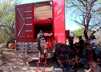 Traficantes abandonan a 129 migrantes en China, Nuevo León