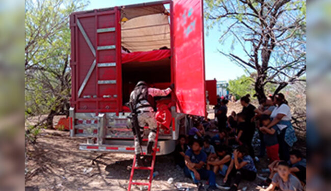 Traficantes abandonan a 129 migrantes en China, Nuevo León