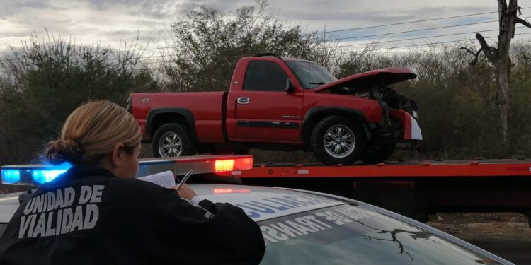 Choca Cheyenne contra un puente en Imala; dos jóvenes resultan heridos