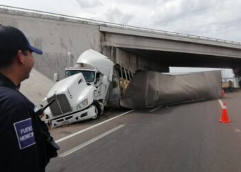 Vuelca trailer al chocar contra camioneta en la autopista Culiacán-Mazatlán
