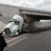 Vuelca trailer al chocar contra camioneta en la autopista Culiacán-Mazatlán