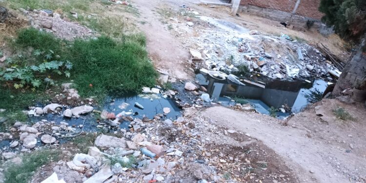 Viven entre las aguas negras del drenaje y nadie los ayuda, denuncian vecinos de la Díaz Ordaz