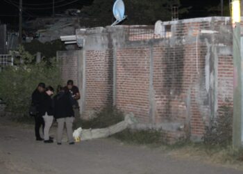 Envuelto en cobijas y colchonetas tiran un cadáver en la colonia Pemex