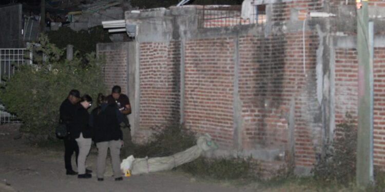Envuelto en cobijas y colchonetas tiran un cadáver en la colonia Pemex