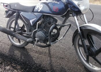 Pareja resulta lesionada en choque de alcance de motocicleta y automóvil