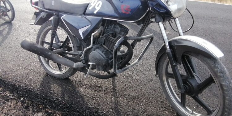 Pareja resulta lesionada en choque de alcance de motocicleta y automóvil
