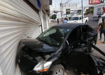 Mujer resulta lesionada en choque frente a la Normal de Sinaloa