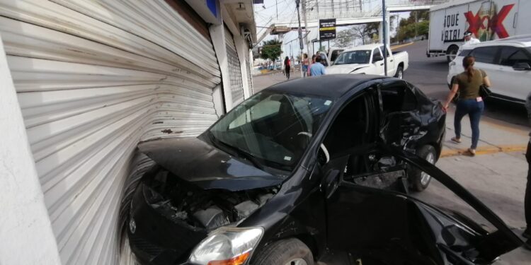 Mujer resulta lesionada en choque frente a la Normal de Sinaloa