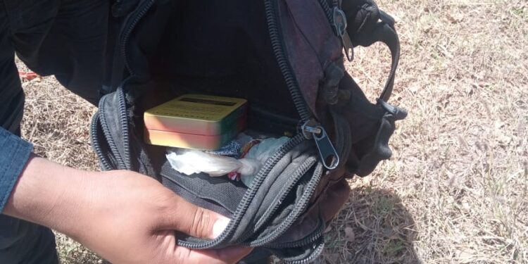 No pudieron alcanzarlo, pero les dejó las drogas