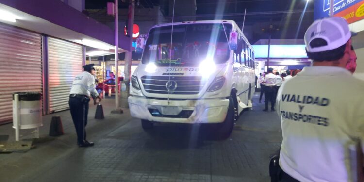 Camión urbano atropella a joven en pleno centro de Culiacán