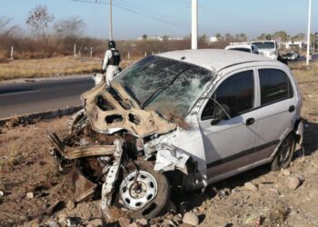 Vuelca auto compacto; su conductor resulta ileso