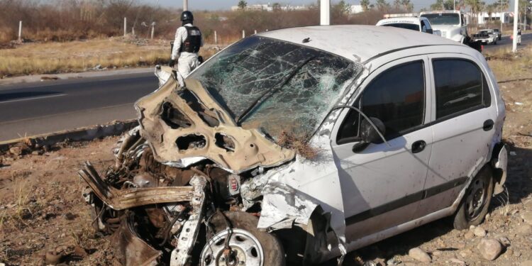 Vuelca auto compacto; su conductor resulta ileso