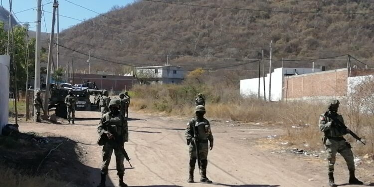 Militares aseguran residencia en el sector El Barrio