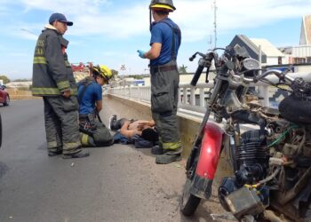 Lesiones graves sufrió motociclista al chocar contra camioneta