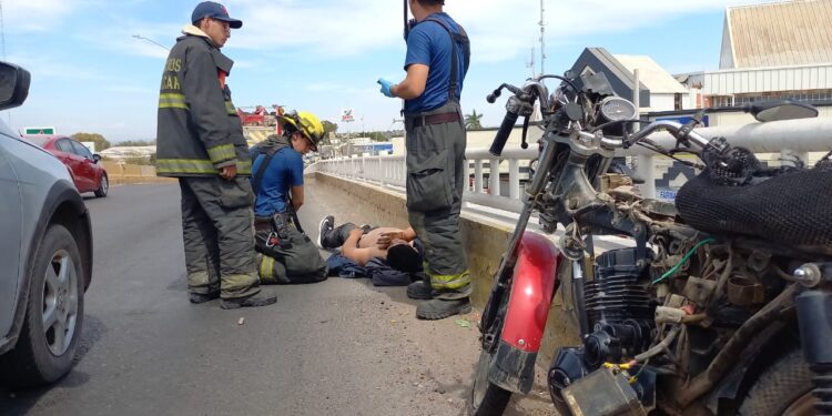 Lesiones graves sufrió motociclista al chocar contra camioneta